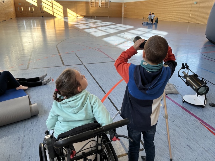 Hands on beim Fernglas- und Fernrohrtest