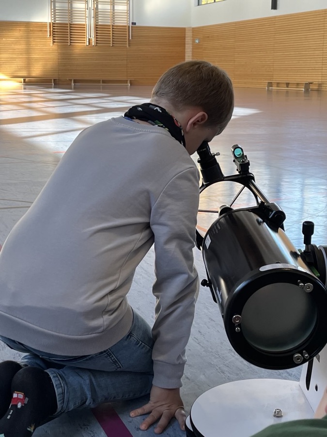 Schüler, innen begeistert beim Fernrohrtest