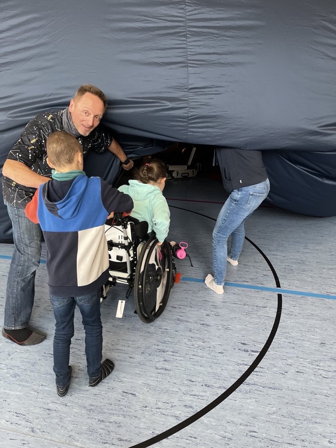 Rollstuhlfahrer willkommen im mobilen Planetarium