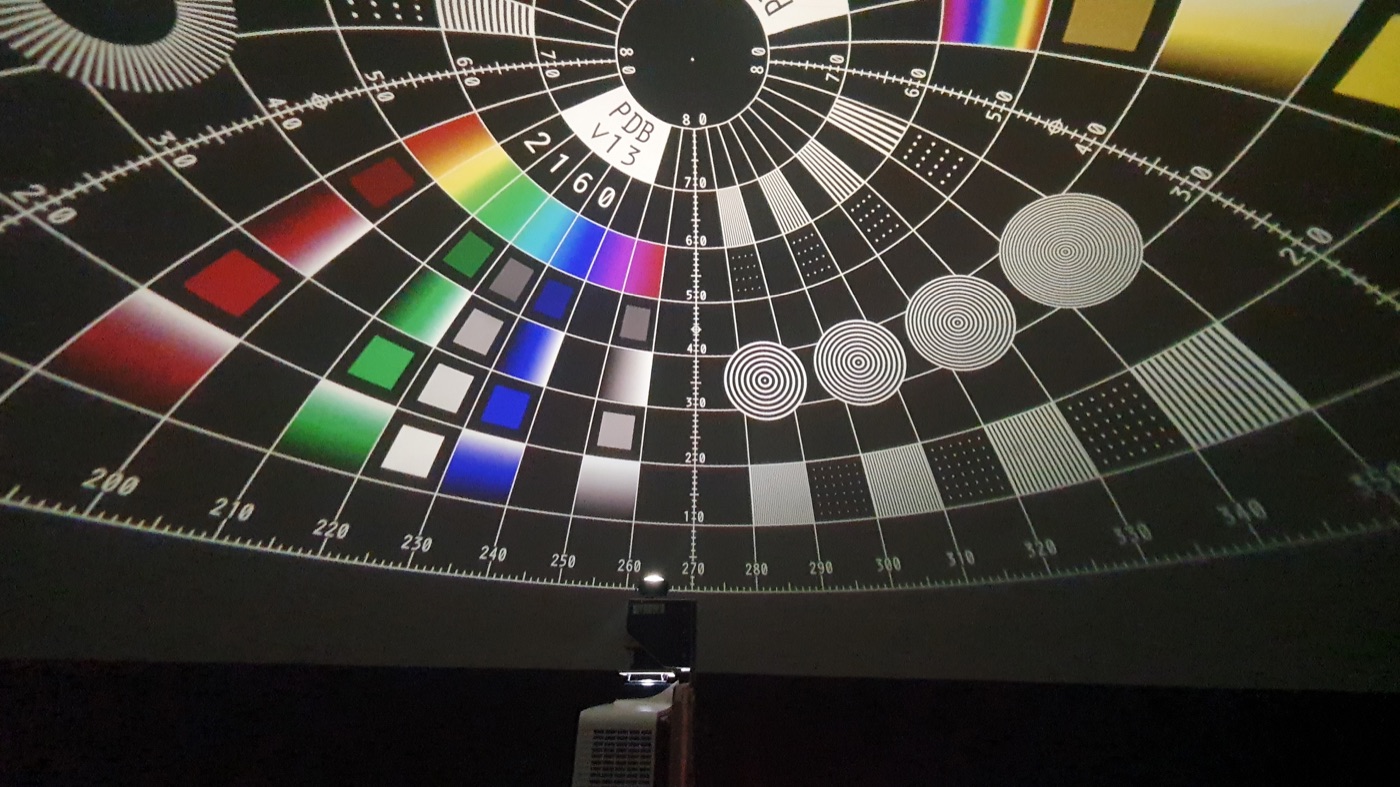 Unser 4K-Laserprojektor in der Kuppel, senkrecht nach oben gerichtet