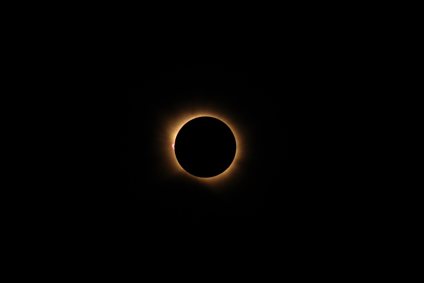 Die Korona während der Totalität: helles Leuchten unmittelbar um die schwarze Mondscheibe