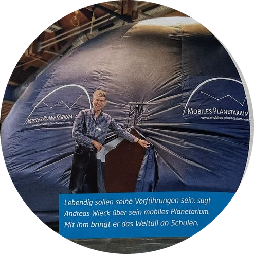Andreas Wieck steht vor seiner aufblasbaren Planetariumskuppel.